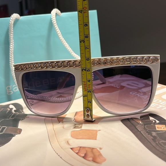 White 2000s Chain-Link Sunglasses - Picture 4 of 4